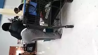 شقراء من المملكة المتحدة تبلع بعمق وتمارس الجنس