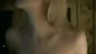 فتاة شقراء تأخذ قضيب أسود كبير في قصر الجلد الفيتيشي الضخم