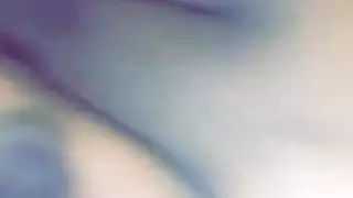 فتاة curves تستخدم اللحم النيء لإثارة قضيبه المنتصب