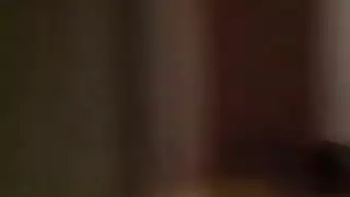 الفتاة الشقراء العاهرة تأخذ جنس فم عنيف في مشهد صارم