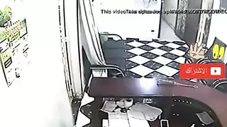 مساعدة طبية ترفع تنورتها لتحصل على قذف داخلي سريع من عشيقها