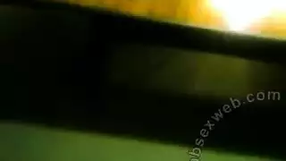 فتاة مسلمة تكشف ثدييها في العمل لإغواء زميلها