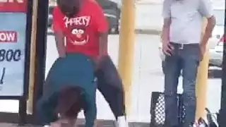 زنجي امريكي ينيك شرموطة في محطة الباص