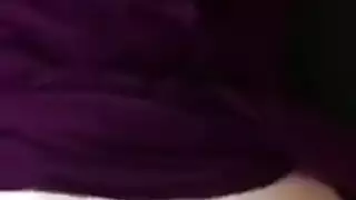 طالبة مستسلمة للجنس الشرجي تأخذ قضيب جارها الخشن في مؤخرتها المدورة