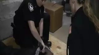 فحل أسود يضرب عاهرات الشرطة بقوة في سيارة الدوريات