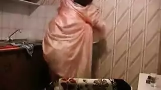 روسي سكران يهاجم طيز خالته بقوة