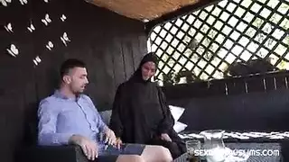 زوجة خائنة محجبة تمتلئ بسائل مديرها الأوروبي