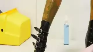 سحاق عنيف: الجميلة الداكنة تستخدم صديقتها البيضاء كلعبة