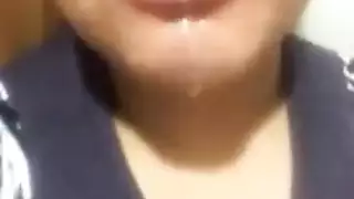 فتاة يائسة تريد قضيباً صلباً في فرجها وثدييها المثاليين