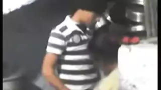 محاصرة ومملوءة: جنس في بئر السلم مع فتاة ممتلئة الصدر