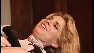 نيك قاسي: زوجة الأب الشقراء تأخذه بعمق في كسها الرطب