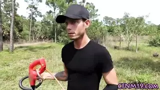 مراهقة محلوقة تأخذ قضيب أسود عملاق بعنف