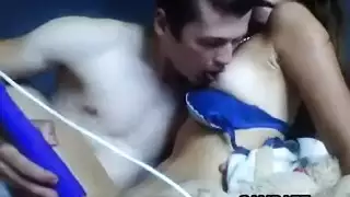 امرأة سمراء صغيرة في مطبخ handjob