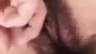 مشهد إكس إكس إكس علني: عاهرة صغيرة تخلع ملابسها لتبين ثدييها العملاقة