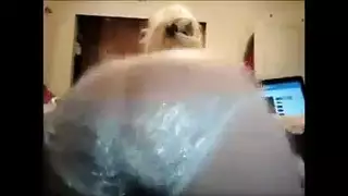 تظهر الناضجة اللذيذة في جولة على الظهر تستعرض مؤخرتها