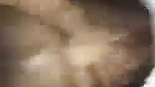عاهرة سمراء تحصل على حلقها معبأ بقضيب صلب