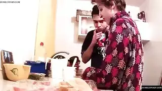 مرح يتحمل اليوغا