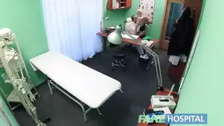 إباحية طبية: طبيب يضرب فرج مريضته المبتلة بشدة