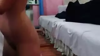 شاهد سارة تداعب فرجها ثم تأخذ دساراً عميقاً بالداخل