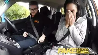 اختبار القيادة يتحول إلى مغامرة جنس صريح في السيارة