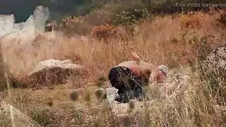 مباراة مصارعة إيروتيكية تنتهي باختراق مزدوج بعضو صناعي