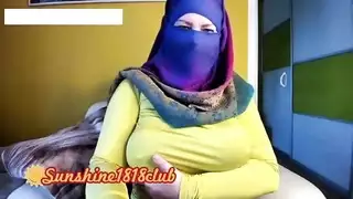 عاهرة ترتدي الحجاب تتباهى بأثدائها الكبيرة وتأخذ السائل المنوي