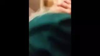 تسريب شريط جنسي من الهاتف: الزوجة الشقراء تمارس الجنس مع عشيقها خلف ظهر زوجها