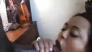 إباحية سحاقية صريحة: دعك خشن وهزة جماع بدقة عالية
