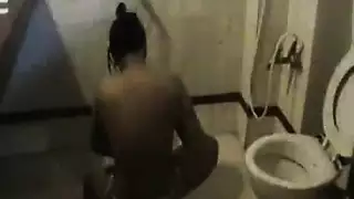 مشهد تلعثم عنيف – جنس حلق قوي ونهاية فوضوية