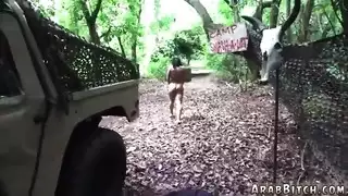 الفحل العربي يأخذها في موقع بعيد
