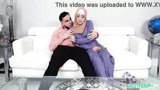عميل ثري يكافئ الخادمة البنفسجية بالمال والنشوة الجنسية