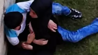 سكس في الحديقة مع وقحة محجبة تمص بعمق وتأخذ شرجًا قاسيًا