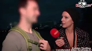 نكاح استعراضي: مراسل وضرب كس الفتاة في العلن