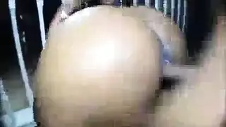 جميلة سمراء ناضجة تأخذ قضيبين في أول ثلاثي جنسي مع جارتها