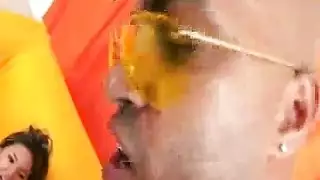 جنس اميركي يرضع ثدي