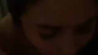 سمراء عارية تماماً تأخذ قضيباً صلباً ضخماً في حلقها