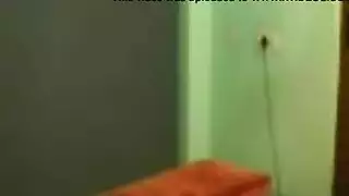 هندية صغيرة ترتدي شبكة صيد تتلذذ بالهزاز