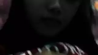 تتلصص على مهبلي المبتل وهو يئن