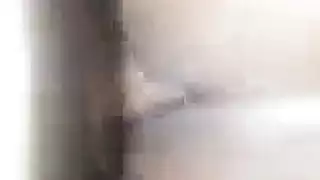 عبادة المؤخرة: الإعجاب بمؤخرة جوي السوداء المثالية في الجينز