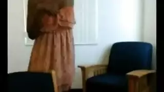 ربة منزل سابرينا الشهوانية تأخذ قضيبين معًا