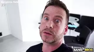 نشوة غير متوقعة: فتاة سمراء تتعرض لاختراق مزدوج قاس في غرفة نوم فاخرة