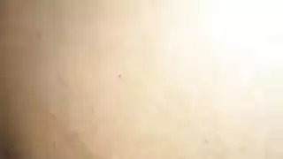 سيد ياباني يجعل كسها يقطر سائلًا