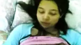 اثنان ينيكو فتاة نائمة ويضع زبه على وجهها