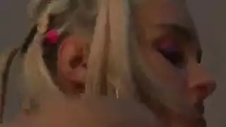 مرونة اليوجا للمراهقة تختبر بثلاثي عنيف