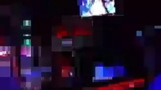 راقصة القطب الساخنة تلعب مع القطب وديلدو