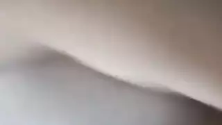 تلميذة مراهقة في جلسة جماعية مع رجلين