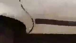 المكيف عاطل والجو حار والولد يواسي