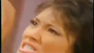 زوجة آسيوية في كيمونو أسود تُراقب وتُضاجع بقوة في العمل