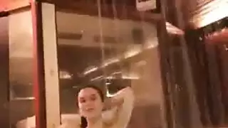 هي تحبه عميقًا: مبللة وجاهزة لقضيب كبير