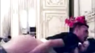 خادمة عاهرة تأخذ زب كبير في وضعية الفارسة الصريحة